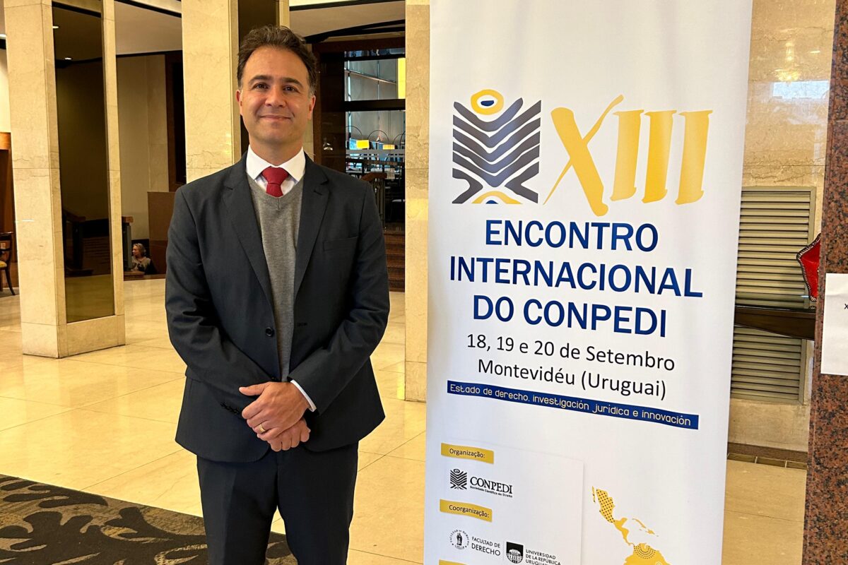 Professor e aluna do PPGD/UCP participam de Congresso em Montevidéu, no Uruguai