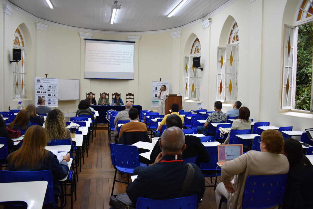 Seminário Discente e de Egressos do PPGE da UCP propõe reflexão sobre currículo e formação docente