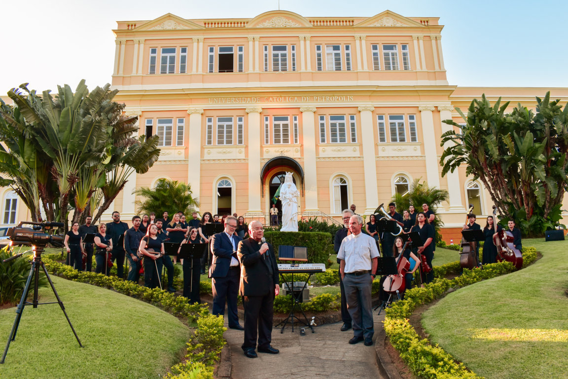 UCP inaugura exposição que retrata a história e revitalização da fachada do Campus Dom Veloso